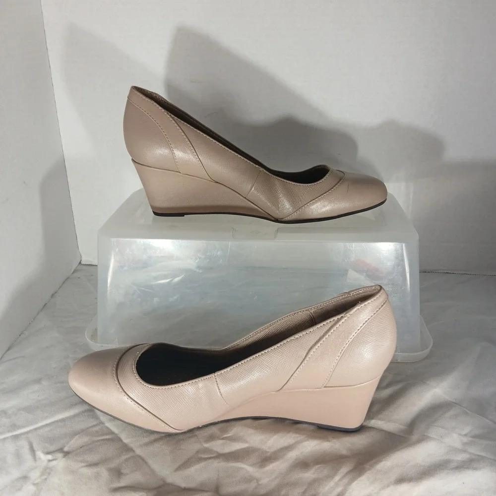 Life Stride Beige Wedge Pumps